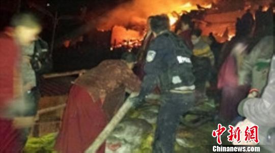 四川甘孜州色达五明佛学院火灾火势得到控制 四川甘孜州色达五明佛学院火灾火势得到控制