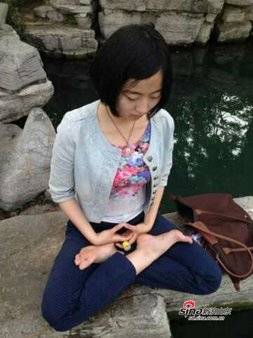 ������Ů��ѧ�����ܲɷ���¶��·����