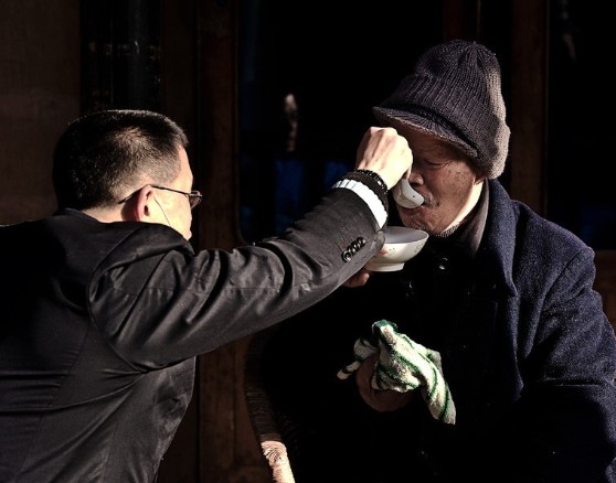 供养一次父母一丁点东西,这样的福德就超过你供养一百位高僧! 供养一次父母一丁点东西,这样的福德就超过你供养一百位高僧!