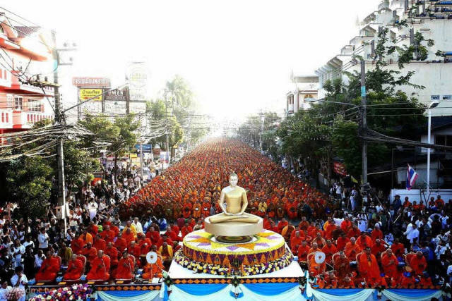 太震撼了!泰国以布施积德的方式迎新,一万僧人托钵行乞,担当大众福田! 太震撼了!泰国以布施积德的方式迎新,一万僧人托钵行乞,担当大众福田!