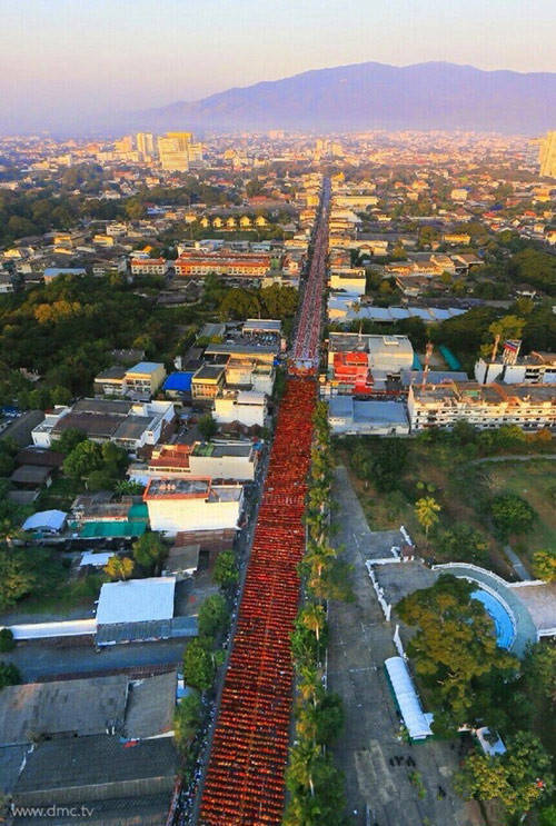 太震撼了!泰国以布施积德的方式迎新,一万僧人托钵行乞,担当大众福田! 太震撼了!泰国以布施积德的方式迎新,一万僧人托钵行乞,担当大众福田!