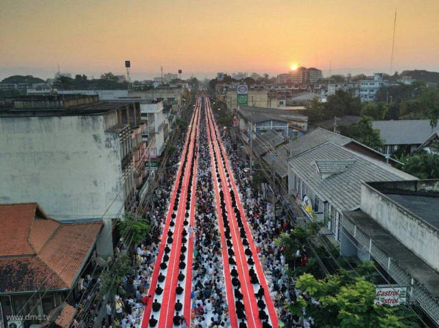 太震撼了!泰国以布施积德的方式迎新,一万僧人托钵行乞,担当大众福田! 太震撼了!泰国以布施积德的方式迎新,一万僧人托钵行乞,担当大众福田!