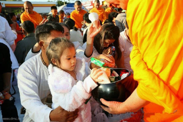 太震撼了!泰国以布施积德的方式迎新,一万僧人托钵行乞,担当大众福田! 太震撼了!泰国以布施积德的方式迎新,一万僧人托钵行乞,担当大众福田!