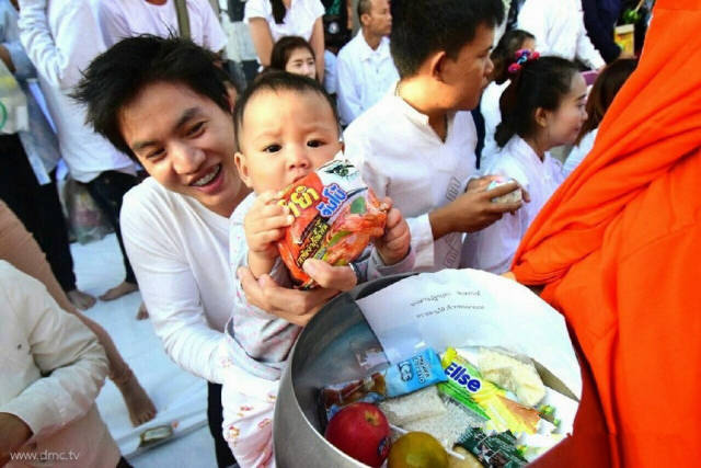 太震撼了!泰国以布施积德的方式迎新,一万僧人托钵行乞,担当大众福田! 太震撼了!泰国以布施积德的方式迎新,一万僧人托钵行乞,担当大众福田!