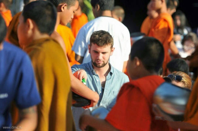 太震撼了!泰国以布施积德的方式迎新,一万僧人托钵行乞,担当大众福田! 太震撼了!泰国以布施积德的方式迎新,一万僧人托钵行乞,担当大众福田!