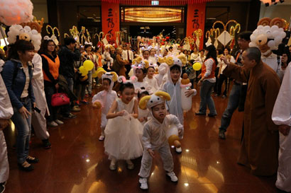 佛光山元宵节提灯大会__万人欢聚年味十足 佛光山元宵节提灯大会__万人欢聚年味十足