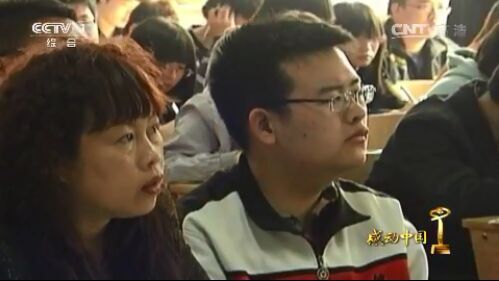 母亲与儿子同桌16年——伟大的母爱“感动中国” 母亲与儿子同桌16年——伟大的母爱“感动中国”