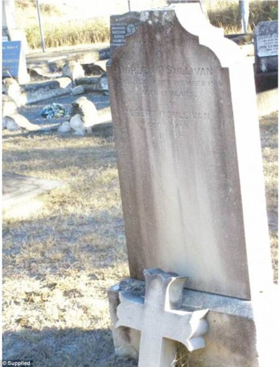 �Ĵ�����һ������Ӿ��Ӱ���ְ���ǰ����Ů��