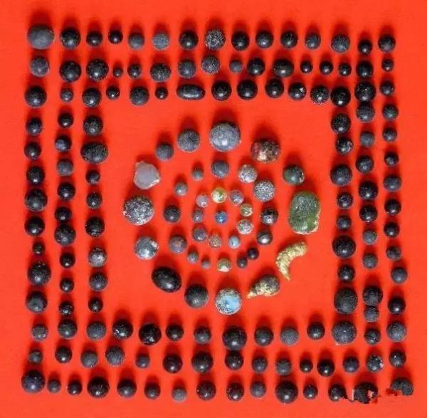 震撼!28岁信佛女居士留下近千颗五彩斑斓舍利子! 震撼!28岁信佛女居士留下近千颗五彩斑斓舍利子!