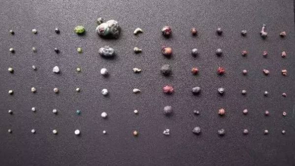 震撼!28岁信佛女居士留下近千颗五彩斑斓舍利子! 震撼!28岁信佛女居士留下近千颗五彩斑斓舍利子!