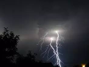 霹雳一声,三恶人都被劈死 霹雳一声,三恶人都被劈死