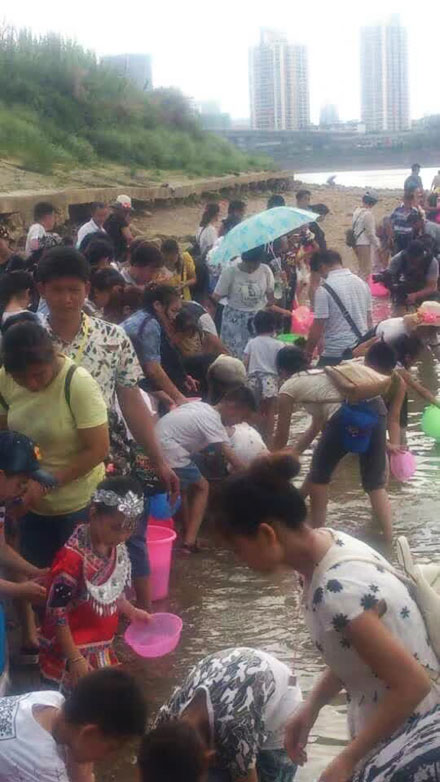 �������һ�����ͽ�Ķ�ͯ�ڣ�ͼ����Ƶ��