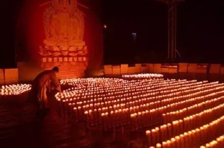 在家供灯和在寺院供灯有差别吗? 在家供灯和在寺院供灯有差别吗?