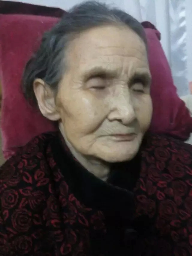 我的菩萨老妈打坐往生:“极乐世界见!” 我的菩萨老妈打坐往生:“极乐世界见!”