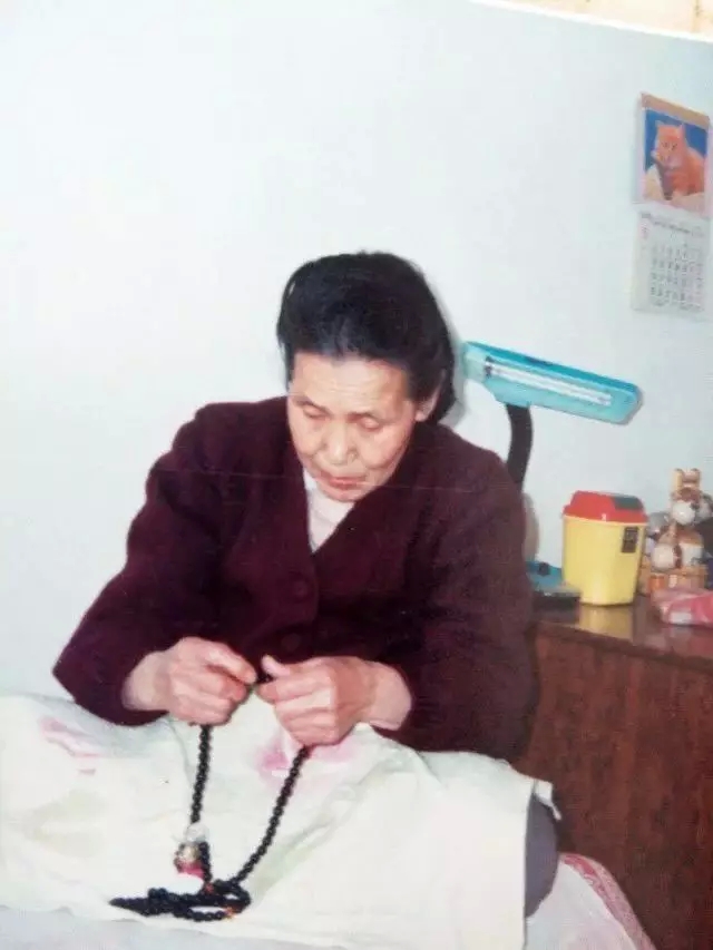 我的菩萨老妈打坐往生:“极乐世界见!” 我的菩萨老妈打坐往生:“极乐世界见!”