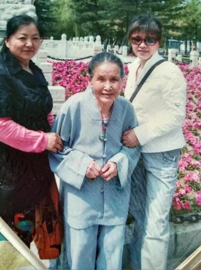 我的菩萨老妈打坐往生:“极乐世界见!” 我的菩萨老妈打坐往生:“极乐世界见!”