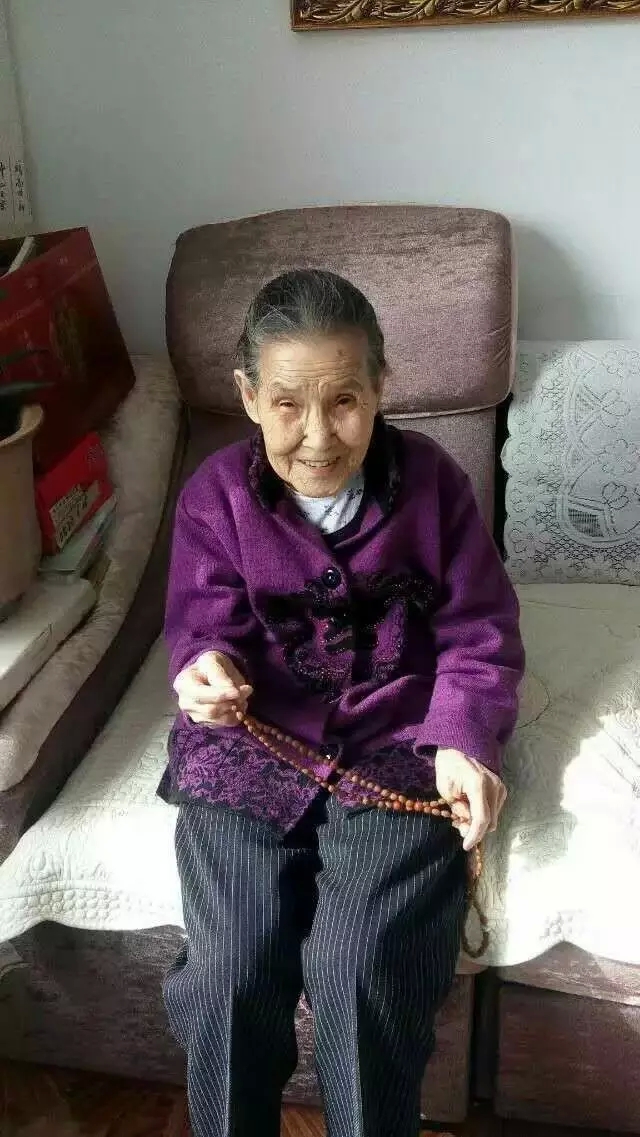 我的菩萨老妈打坐往生:“极乐世界见!” 我的菩萨老妈打坐往生:“极乐世界见!”