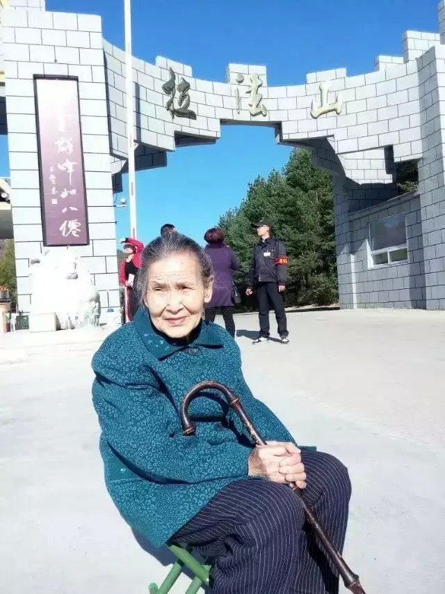 我的菩萨老妈打坐往生:“极乐世界见!” 我的菩萨老妈打坐往生:“极乐世界见!”