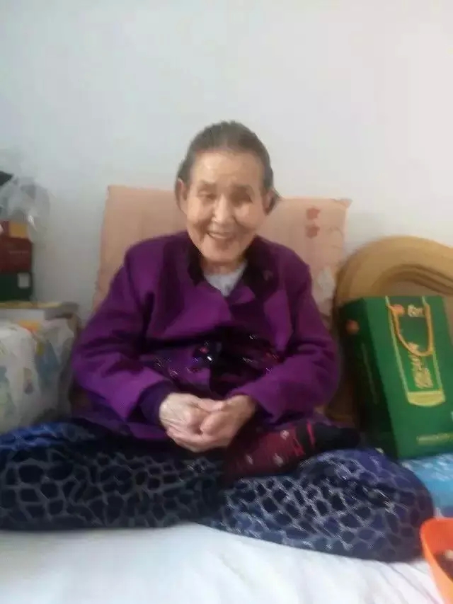 我的菩萨老妈打坐往生:“极乐世界见!” 我的菩萨老妈打坐往生:“极乐世界见!”