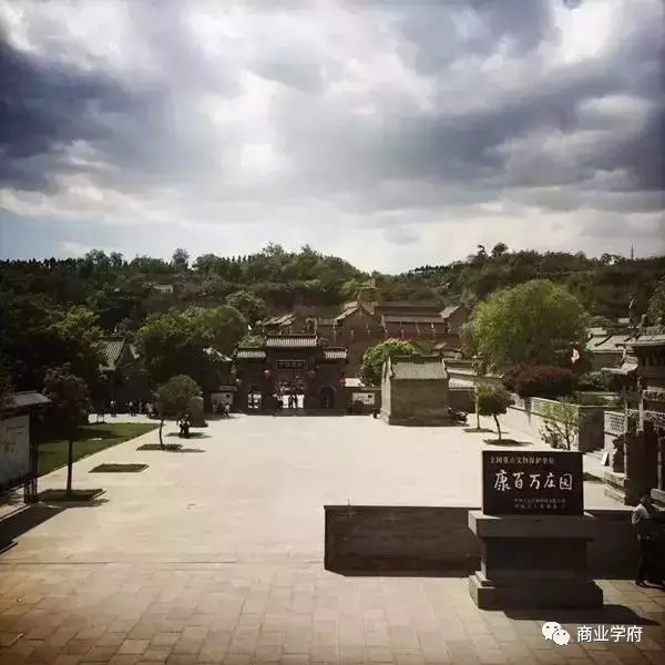 �ӽ�_|_������壬����12������ʢ400�꣬ׯ԰��33Ժ�䣬1300�෿�䣬��ѵֻ��20�֡�