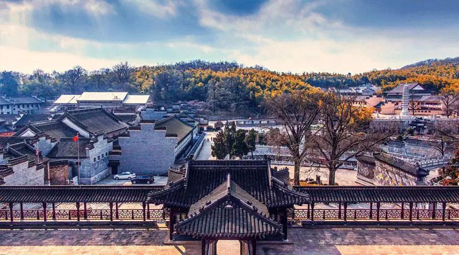 ���Һ󣬾Ϳ�������ɽ�����С���ƹŷ�ǰ���ž����ޣ������̫���ˡ���