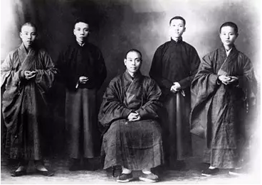 ���ں;����ڵ����ֲ�ͬ