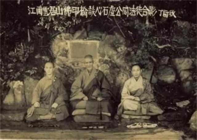 �����Ϻ��У����ڶ��в���_������ʵ����