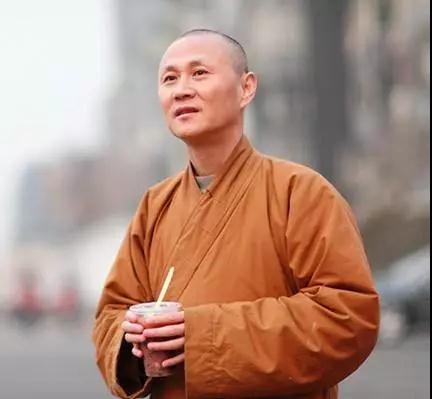 ����������Ͷ���֮���ڳ���ǰ��������ӵ�һ���ţ��ְ��ǰ����