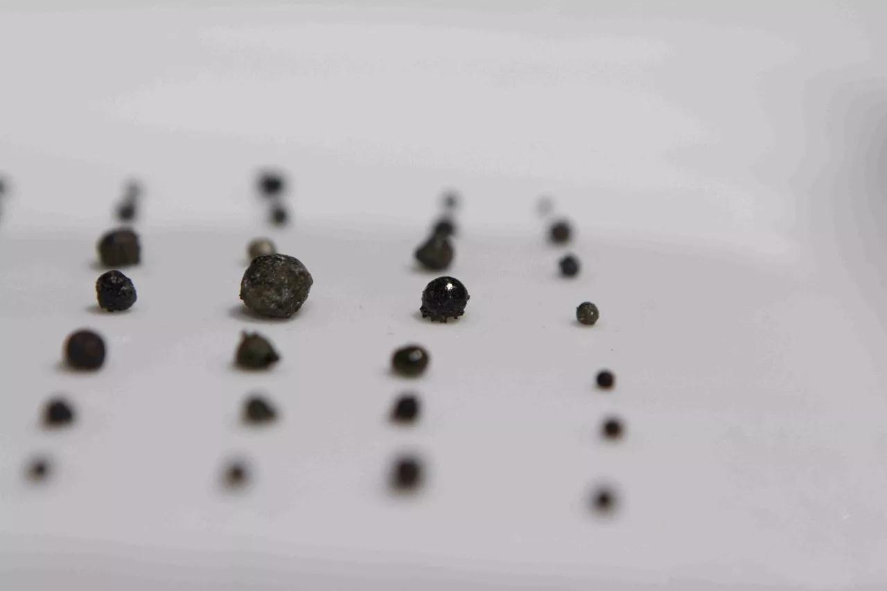 禅门巨匠“一诚长老”化身窑分拣舍利近千余颗 禅门巨匠“一诚长老”化身窑分拣舍利近千余颗