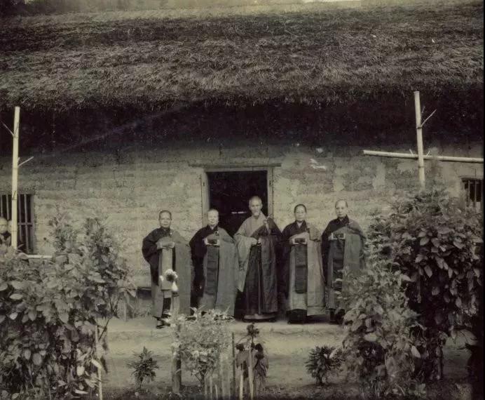 �����Ϻ��У����ڶ��в���_������ʵ����