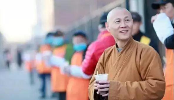 ����������Ͷ���֮���ڳ���ǰ��������ӵ�һ���ţ��ְ��ǰ����