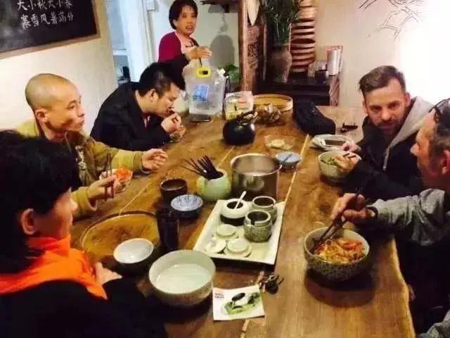 人物_|_她开了家仅有一张桌子的饺子店,没有收银员,无酒无肉,却治愈无数过客! 人物_|_她开了家仅有一张桌子的饺子店,没有收银员,无酒无肉,却治愈无数过客!