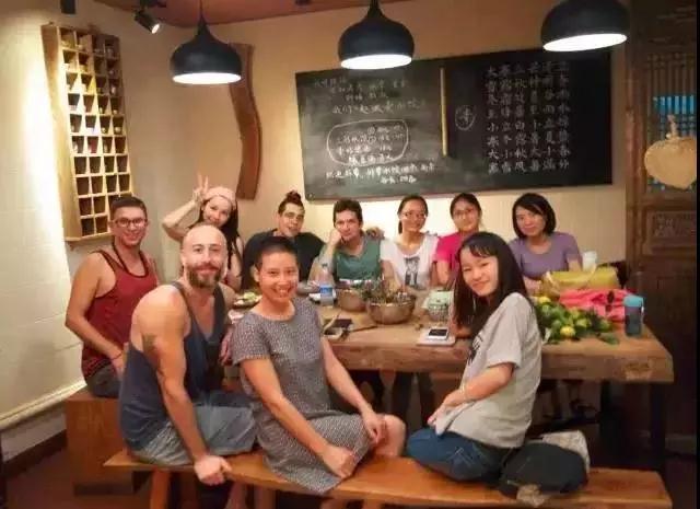 人物_|_她开了家仅有一张桌子的饺子店,没有收银员,无酒无肉,却治愈无数过客! 人物_|_她开了家仅有一张桌子的饺子店,没有收银员,无酒无肉,却治愈无数过客!