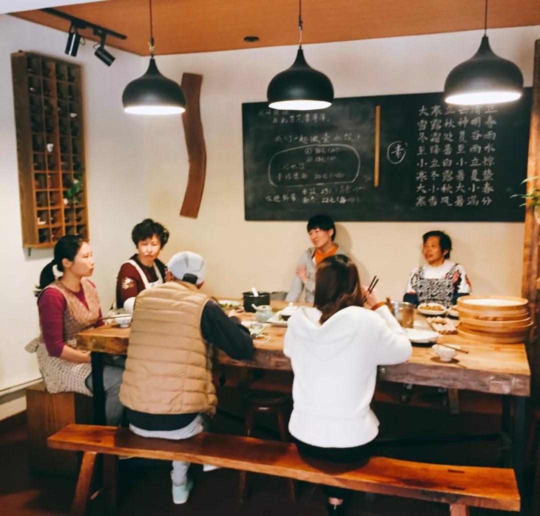 人物_|_她开了家仅有一张桌子的饺子店,没有收银员,无酒无肉,却治愈无数过客! 人物_|_她开了家仅有一张桌子的饺子店,没有收银员,无酒无肉,却治愈无数过客!