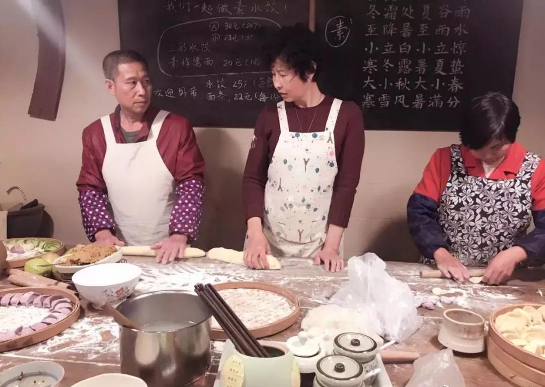 人物_|_她开了家仅有一张桌子的饺子店,没有收银员,无酒无肉,却治愈无数过客! 人物_|_她开了家仅有一张桌子的饺子店,没有收银员,无酒无肉,却治愈无数过客!