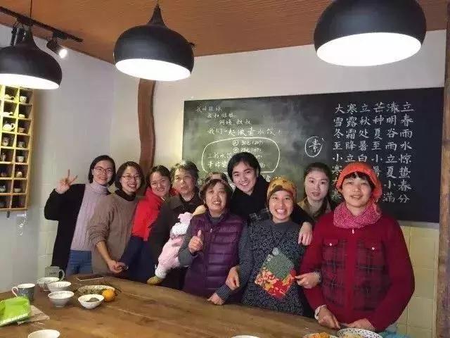 人物_|_她开了家仅有一张桌子的饺子店,没有收银员,无酒无肉,却治愈无数过客! 人物_|_她开了家仅有一张桌子的饺子店,没有收银员,无酒无肉,却治愈无数过客!