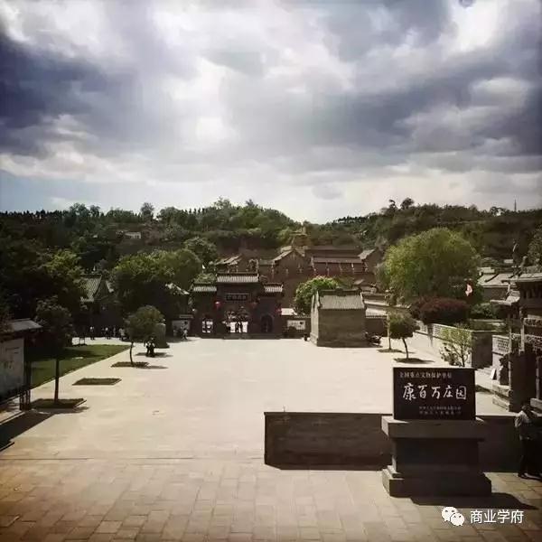 这个家族,富贵12代,兴盛400年,庄园有33院落,1300多房间,家训只有20字。 这个家族,富贵12代,兴盛400年,庄园有33院落,1300多房间,家训只有20字。