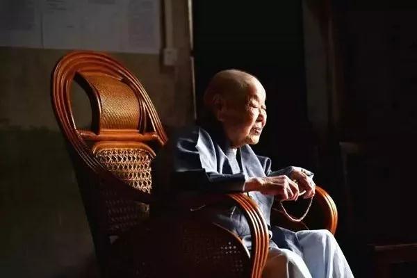 她是富有生命力的雕塑,远远看着就是一种力量 她是富有生命力的雕塑,远远看着就是一种力量