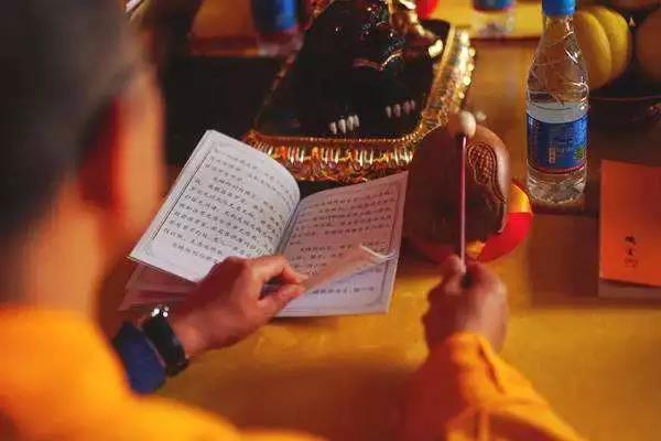 ������Ϊɮ����������Բ���������ȴ˵�Լ��и�����