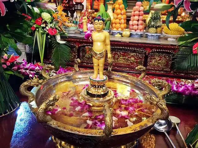 为什么要在释迦牟尼佛圣诞日浴佛呢? 为什么要在释迦牟尼佛圣诞日浴佛呢?