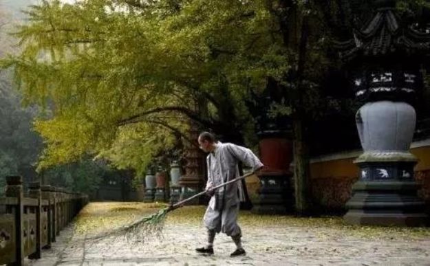 一个人的心不常清扫,人生中烦恼的尘埃就会在心中积厚难除 一个人的心不常清扫,人生中烦恼的尘埃就会在心中积厚难除