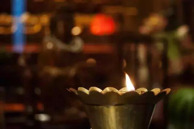 活在当下,不要让自己迷失在过去或未来 活在当下,不要让自己迷失在过去或未来