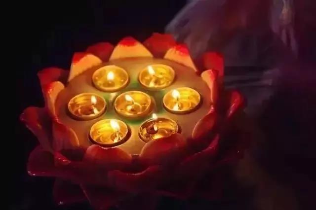 任职70年的香灯师:一个平凡比丘尼的觉悟之路 任职70年的香灯师:一个平凡比丘尼的觉悟之路