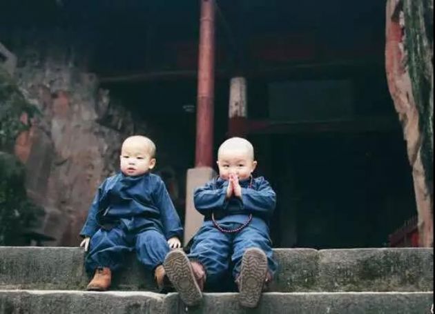 赞叹!这个2岁小孩流利念佛,其善根深厚,连大人都自愧不如!! 赞叹!这个2岁小孩流利念佛,其善根深厚,连大人都自愧不如!!