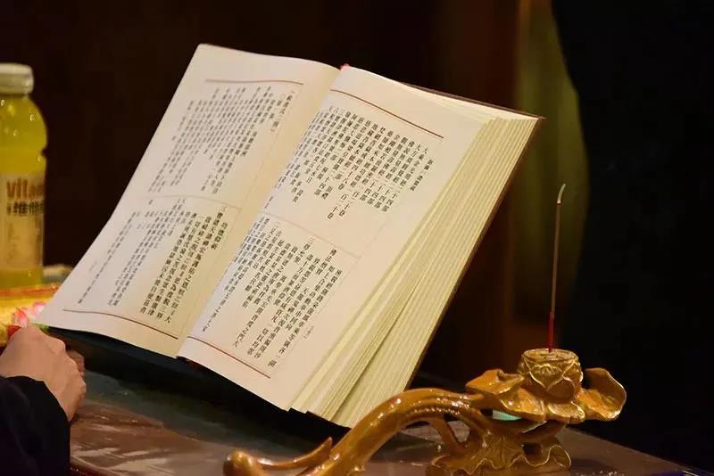 �������˰ݷ�Խ�࣬����ԽԶ����