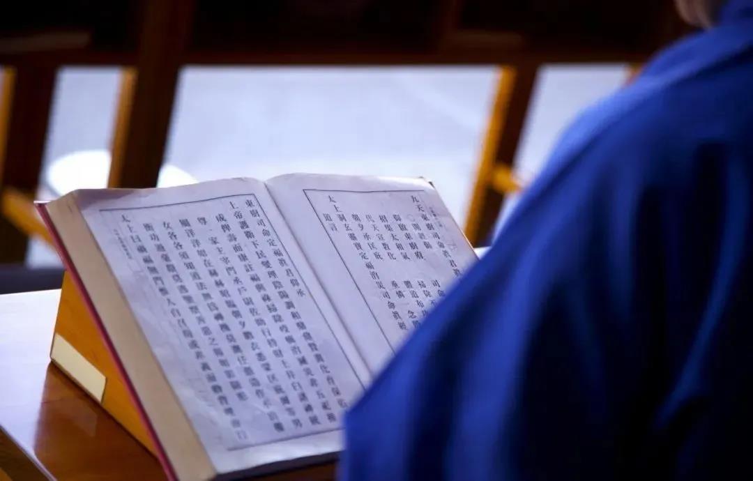 ����˼���У�ѧ�������������б���һ���徻����