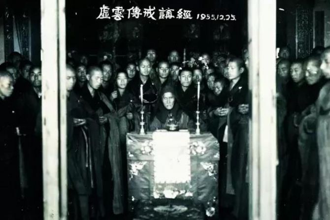 �������Ƴ���Բ�ż����գ��廳һ����ɮ�����ı��У�