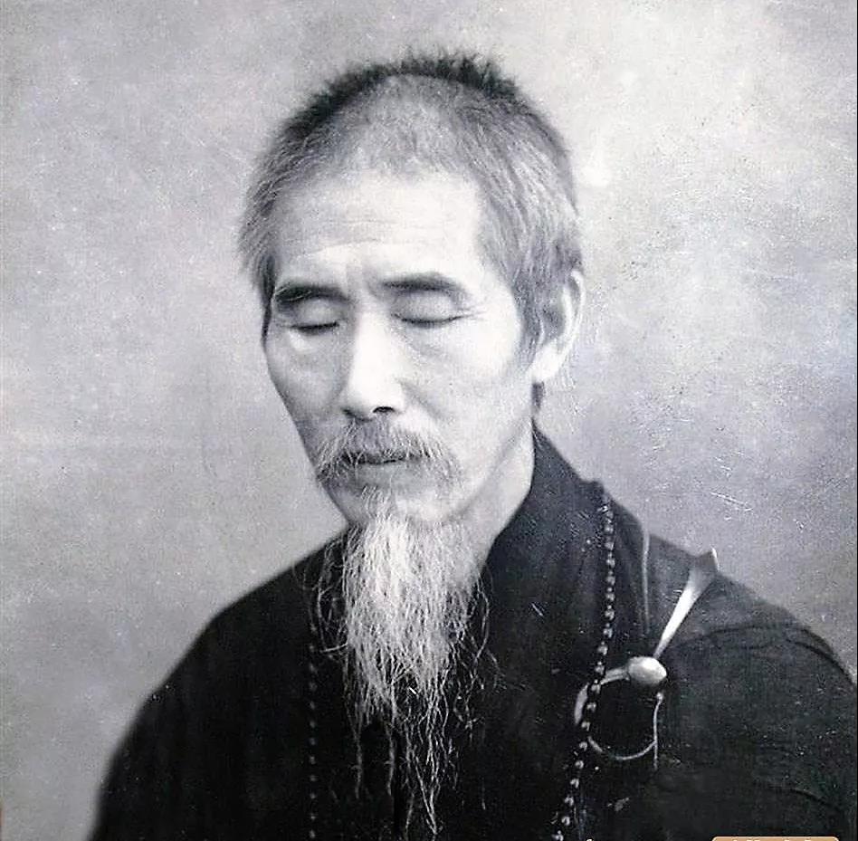 �������Ƴ���Բ�ż����գ��廳һ����ɮ�����ı��У�