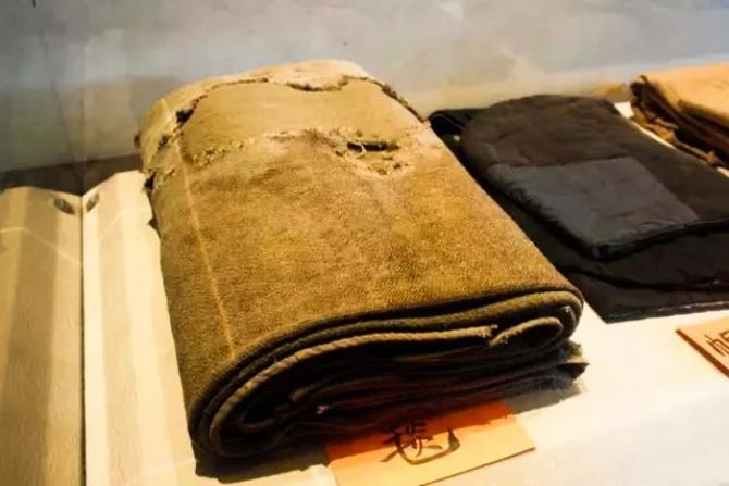 �������Ƴ���Բ�ż����գ��廳һ����ɮ�����ı��У�