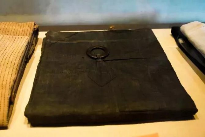 �������Ƴ���Բ�ż����գ��廳һ����ɮ�����ı��У�